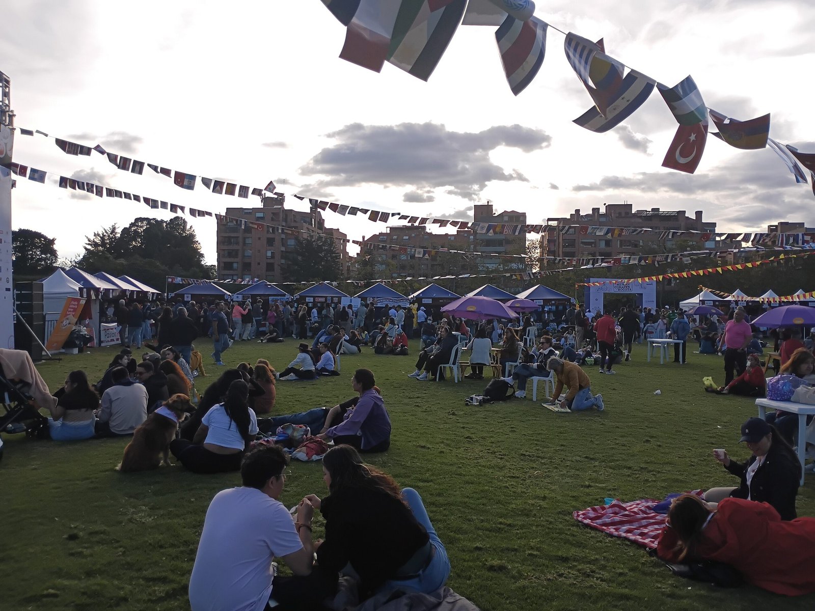 Cena para solteros en Bogotá en un restaurante, evento del club As de Corazones